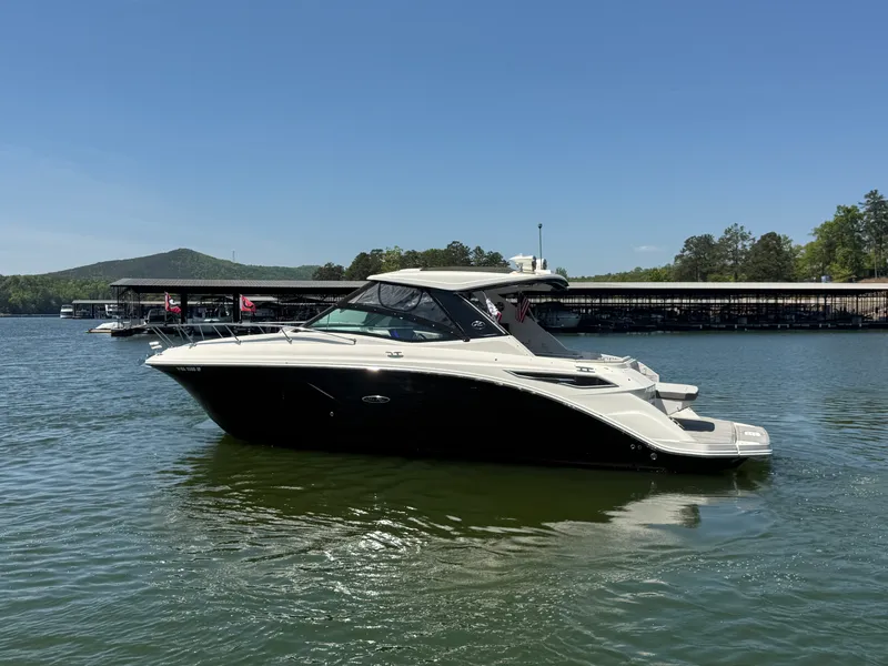 Slide: The Image of Sea Ray 320 SUNDANCER 2021 - 19