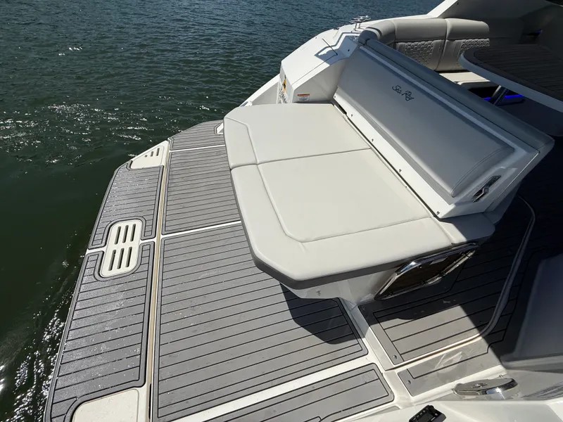 Slide: The Image of Sea Ray 320 SUNDANCER 2021 - 21