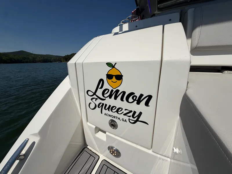 Slide: The Image of Sea Ray 320 SUNDANCER 2021 - 26