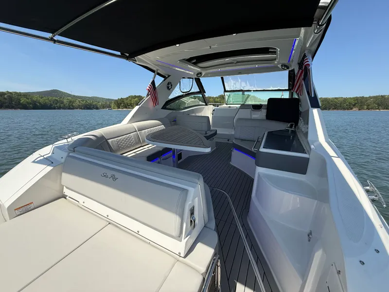 Slide: The Image of Sea Ray 320 SUNDANCER 2021 - 30