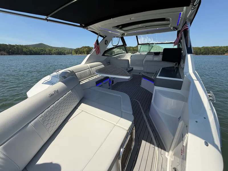 Slide: The Image of Sea Ray 320 SUNDANCER 2021 - 31