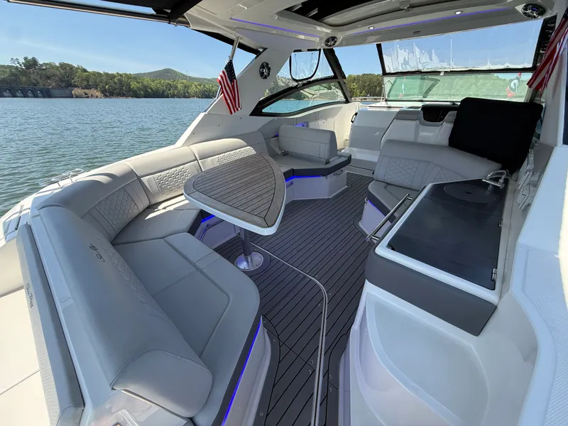 Slide: The Image of Sea Ray 320 SUNDANCER 2021 - 32
