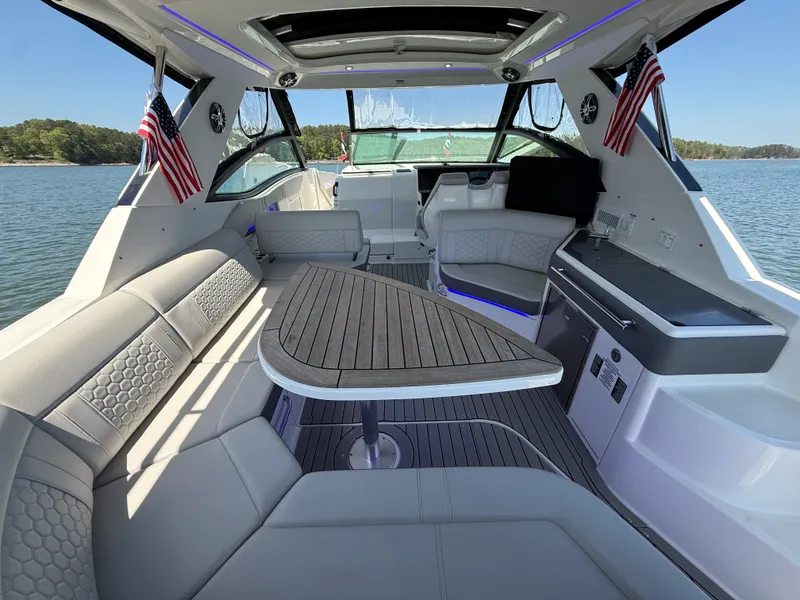 Slide: The Image of Sea Ray 320 SUNDANCER 2021 - 33