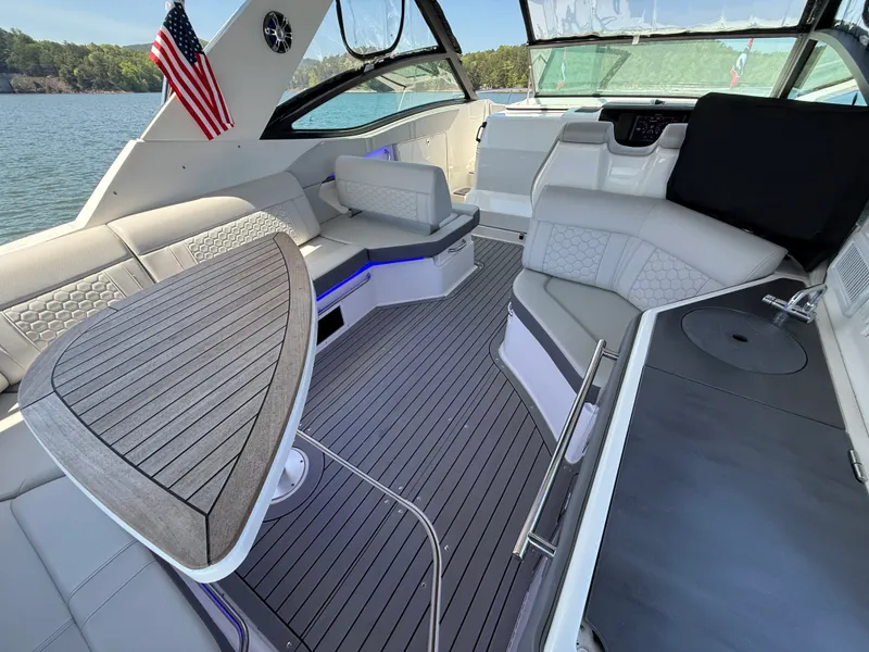 Slide: The Image of Sea Ray 320 SUNDANCER 2021 - 34