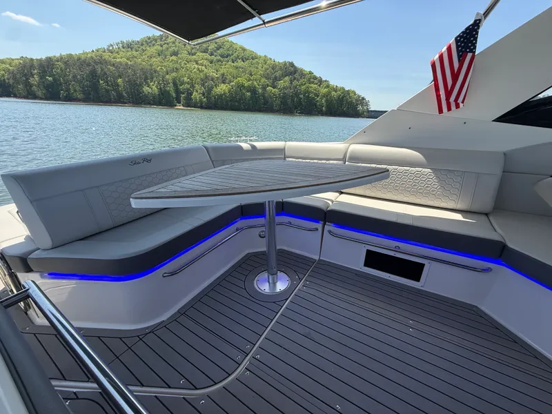 Slide: The Image of Sea Ray 320 SUNDANCER 2021 - 35
