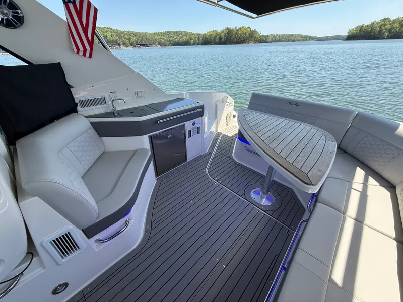 Slide: The Image of Sea Ray 320 SUNDANCER 2021 - 36