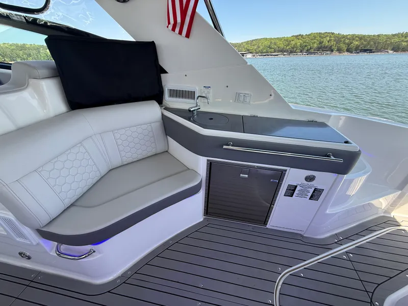 Slide: The Image of Sea Ray 320 SUNDANCER 2021 - 37