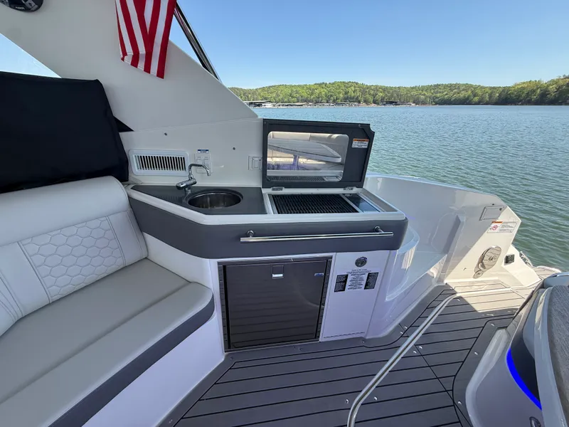 Slide: The Image of Sea Ray 320 SUNDANCER 2021 - 38