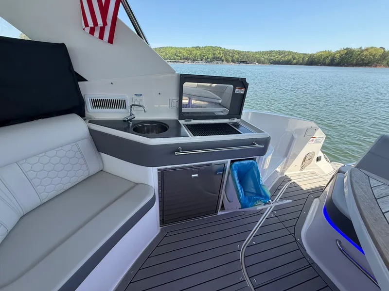 Slide: The Image of Sea Ray 320 SUNDANCER 2021 - 39