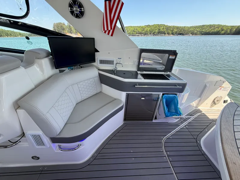 Slide: The Image of Sea Ray 320 SUNDANCER 2021 - 40