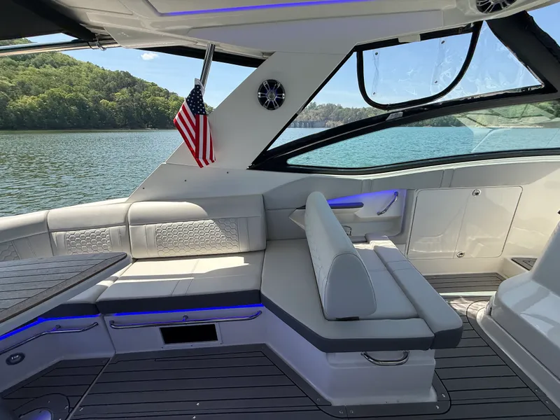 Slide: The Image of Sea Ray 320 SUNDANCER 2021 - 42