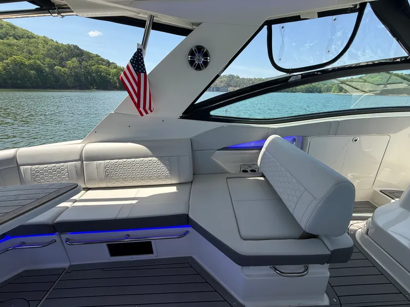 Slide: The Image of Sea Ray 320 SUNDANCER 2021 - 43