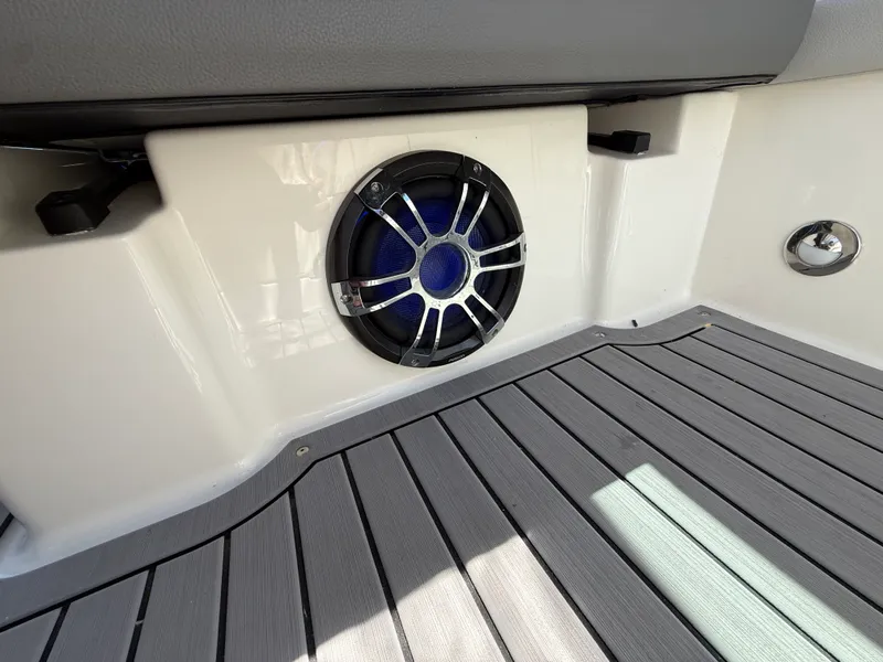 Slide: The Image of Sea Ray 320 SUNDANCER 2021 - 44