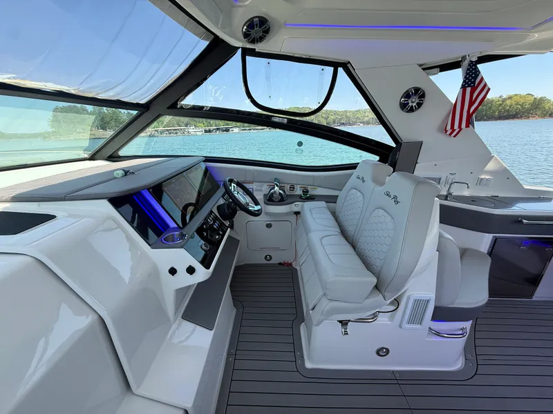 Slide: The Image of Sea Ray 320 SUNDANCER 2021 - 45