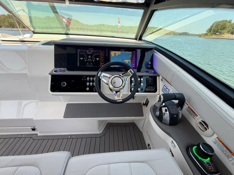 Slide: The Image of Sea Ray 320 SUNDANCER 2021 - 46