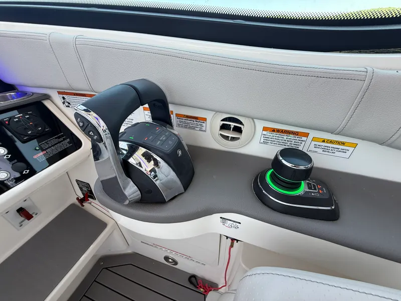 Slide: The Image of Sea Ray 320 SUNDANCER 2021 - 48