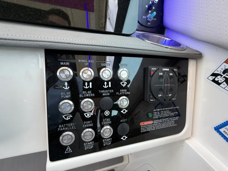 Slide: The Image of Sea Ray 320 SUNDANCER 2021 - 51