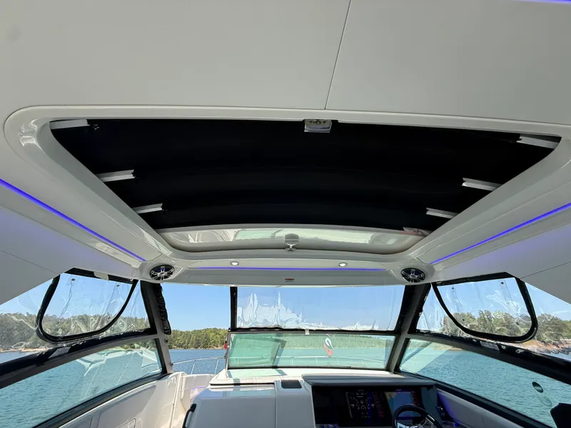 Slide: The Image of Sea Ray 320 SUNDANCER 2021 - 55