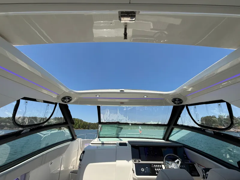 Slide: The Image of Sea Ray 320 SUNDANCER 2021 - 56