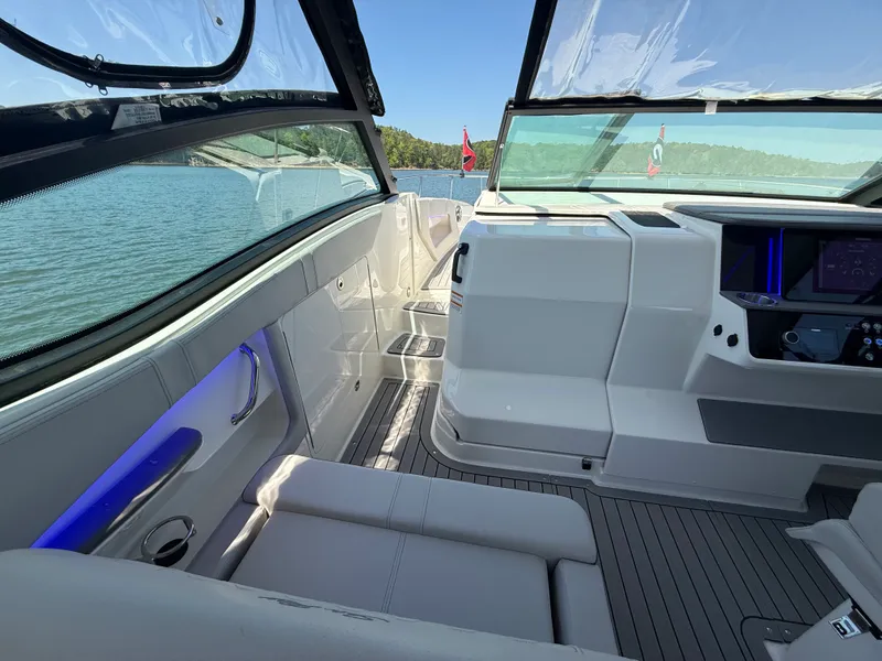 Slide: The Image of Sea Ray 320 SUNDANCER 2021 - 57