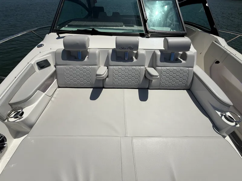 Slide: The Image of Sea Ray 320 SUNDANCER 2021 - 61