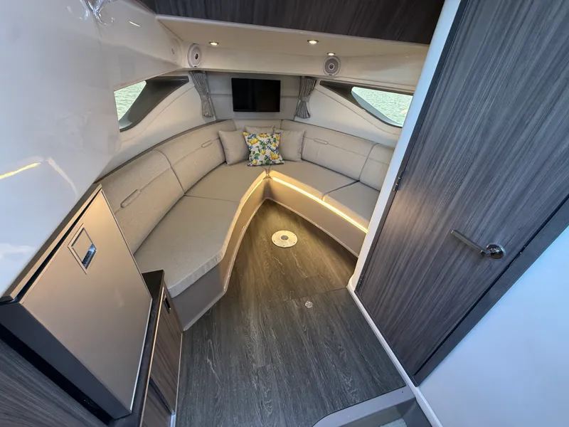 Slide: The Image of Sea Ray 320 SUNDANCER 2021 - 64