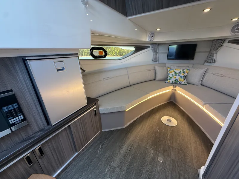 Slide: The Image of Sea Ray 320 SUNDANCER 2021 - 65