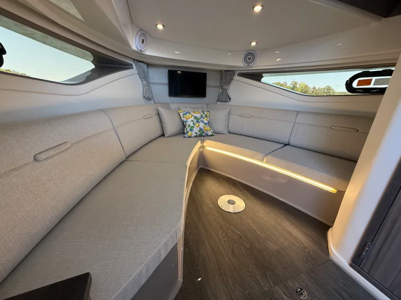 Slide: The Image of Sea Ray 320 SUNDANCER 2021 - 66