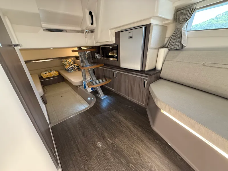 Slide: The Image of Sea Ray 320 SUNDANCER 2021 - 70