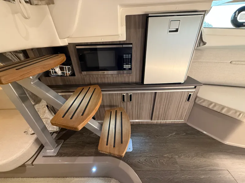 Slide: The Image of Sea Ray 320 SUNDANCER 2021 - 71