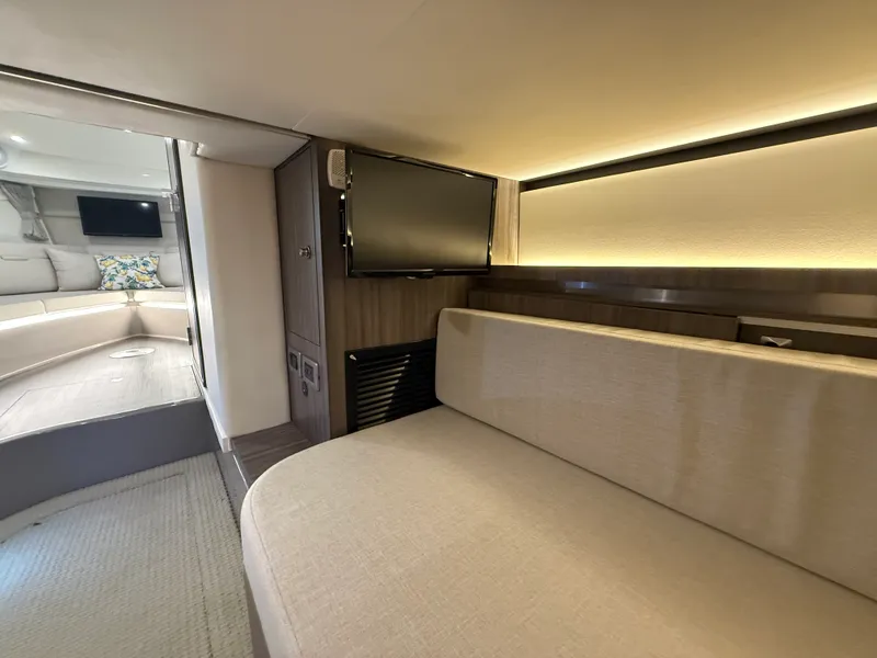 Slide: The Image of Sea Ray 320 SUNDANCER 2021 - 74