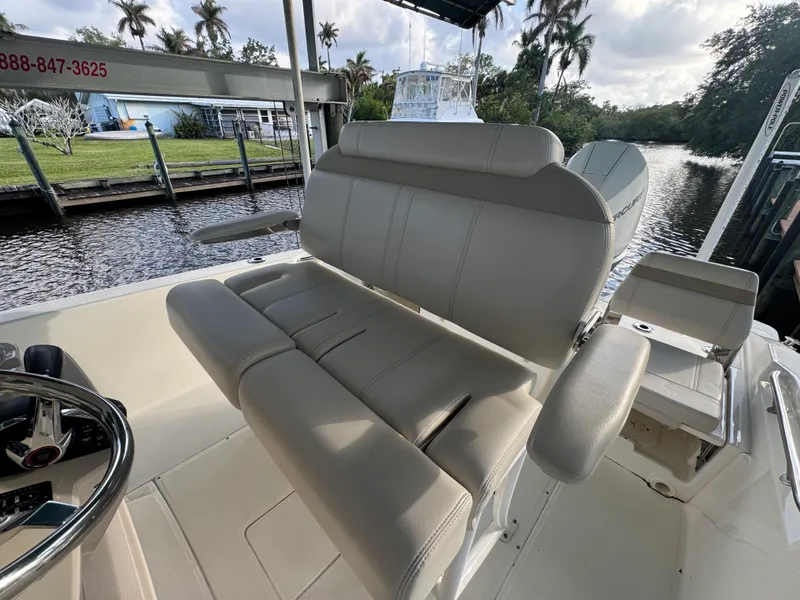 Slide: The Image of Boston Whaler 250 DAUNTLESS 2024 - 10