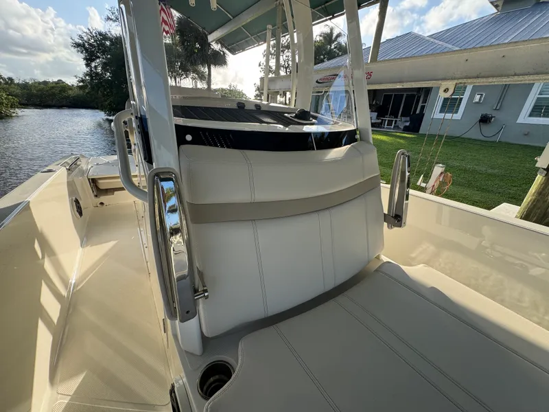 Slide: The Image of Boston Whaler 250 DAUNTLESS 2024 - 19