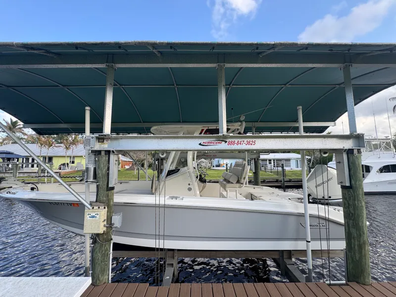 Slide: The Image of Boston Whaler 250 DAUNTLESS 2024 - 2