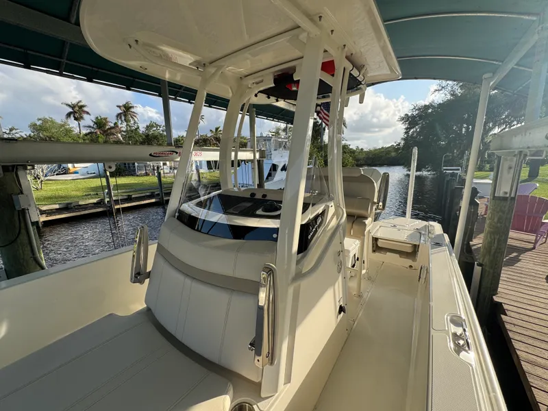 Slide: The Image of Boston Whaler 250 DAUNTLESS 2024 - 20