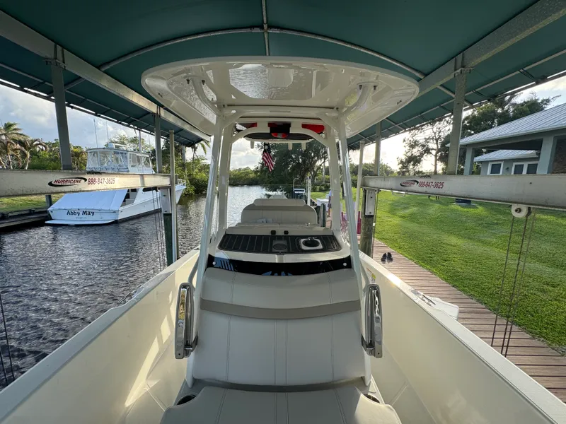 Slide: The Image of Boston Whaler 250 DAUNTLESS 2024 - 22