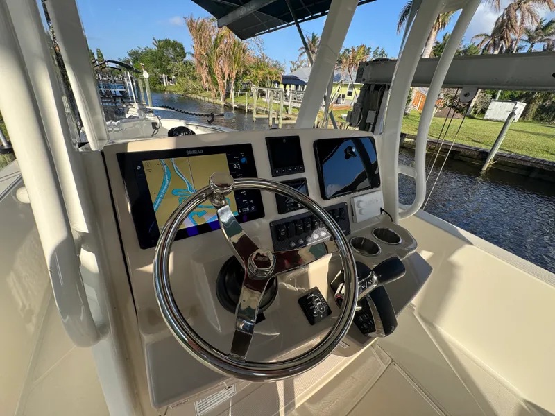 Slide: The Image of Boston Whaler 250 DAUNTLESS 2024 - 23