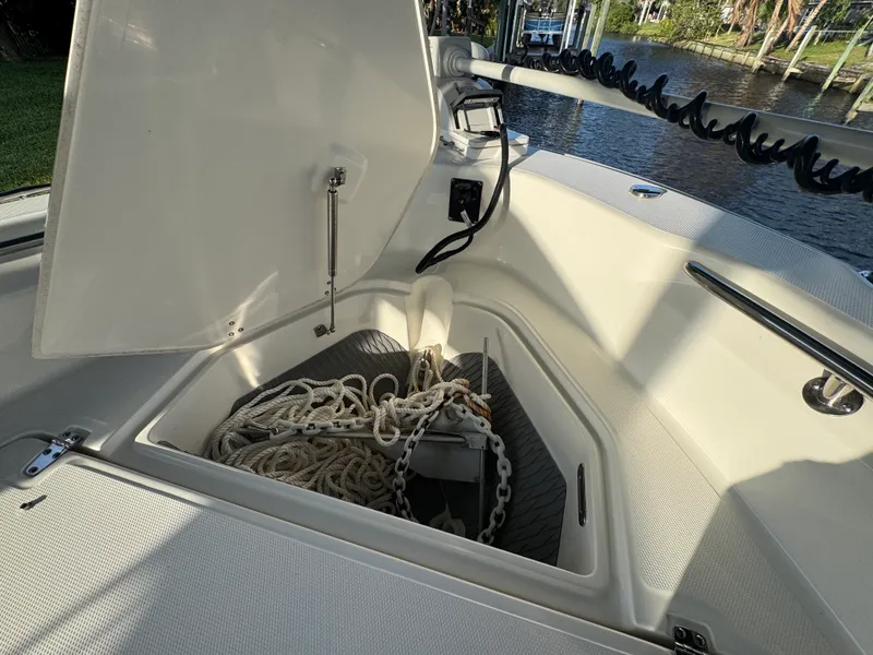 Slide: The Image of Boston Whaler 250 DAUNTLESS 2024 - 27