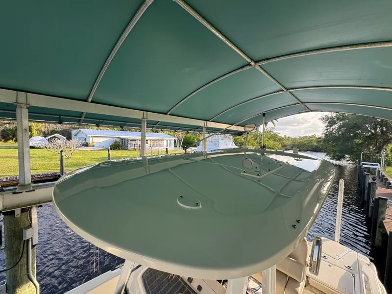 Slide: The Image of Boston Whaler 250 DAUNTLESS 2024 - 29