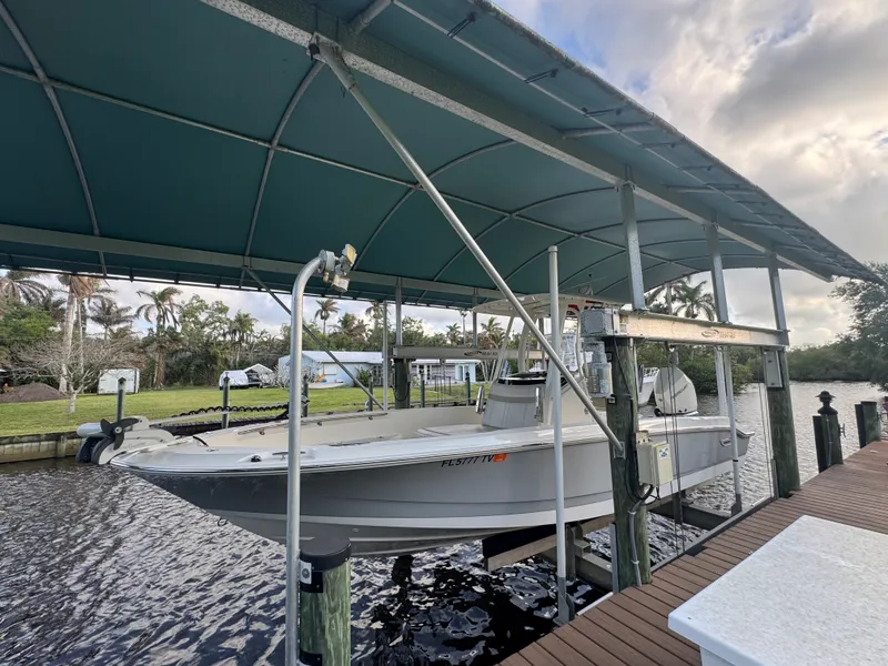 Slide: The Image of Boston Whaler 250 DAUNTLESS 2024 - 3