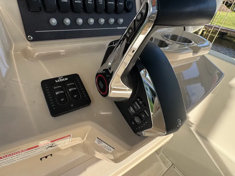 Slide: The Image of Boston Whaler 250 DAUNTLESS 2024 - 31
