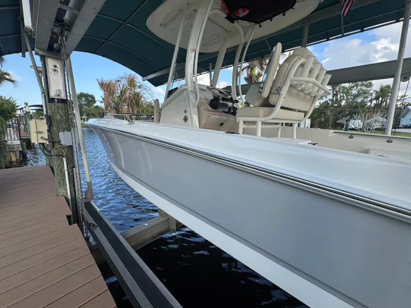 Slide: The Image of Boston Whaler 250 DAUNTLESS 2024 - 5