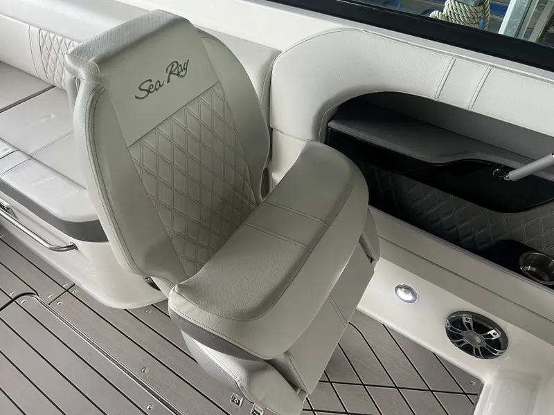 Slide: The Image of Sea Ray 280 SLX 2022 - 10