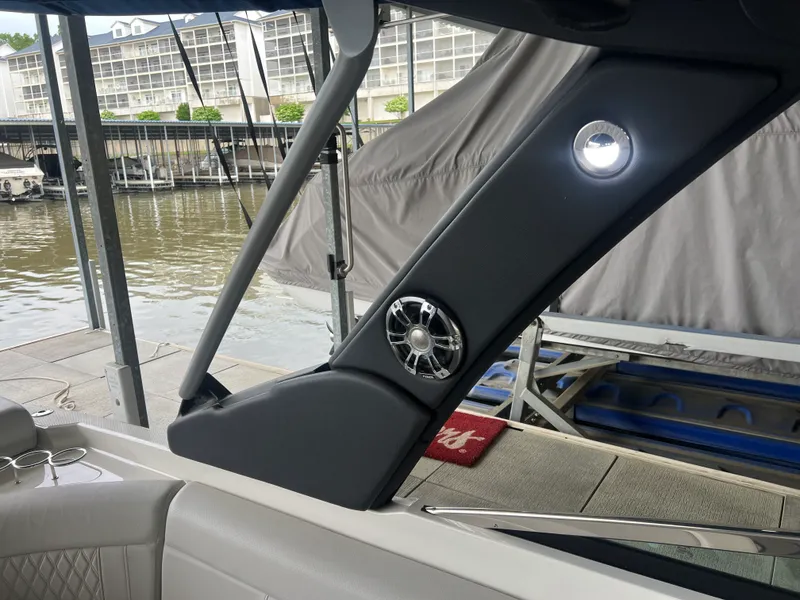 Slide: The Image of Sea Ray 280 SLX 2022 - 16