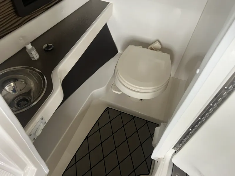 Slide: The Image of Sea Ray 280 SLX 2022 - 17