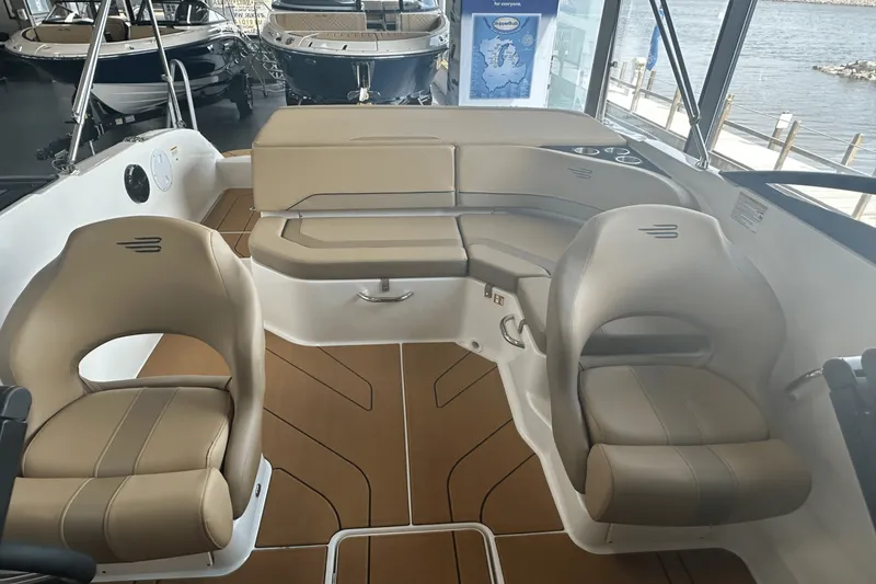Slide: The Image of Bayliner V20I 2025 - 10