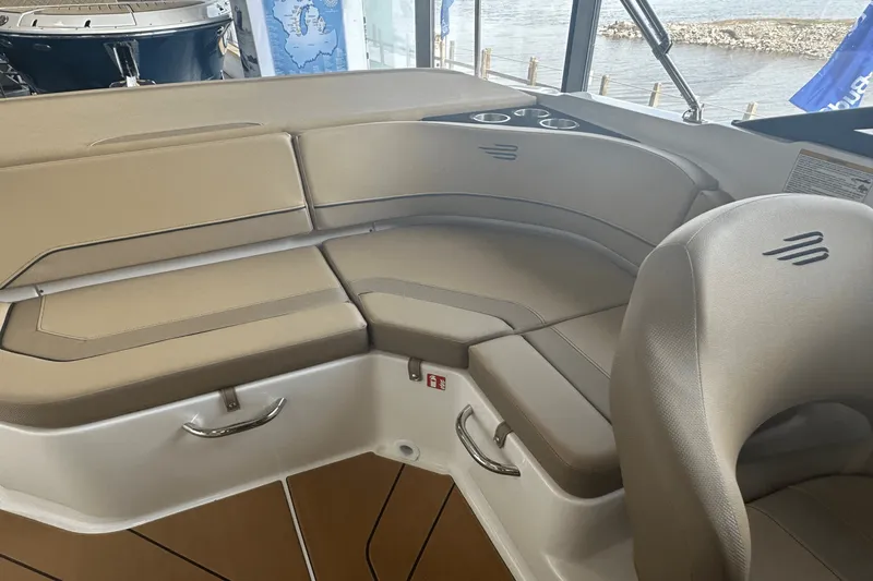 Slide: The Image of Bayliner V20I 2025 - 11