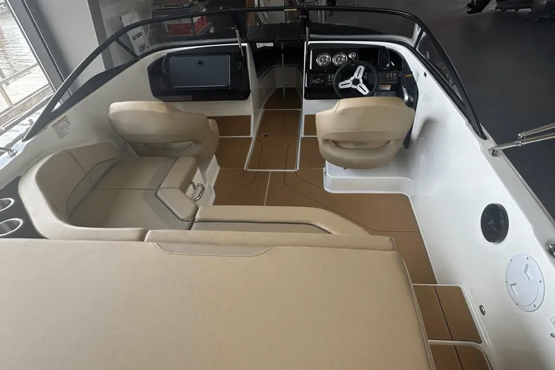 Slide: The Image of Bayliner V20I 2025 - 13