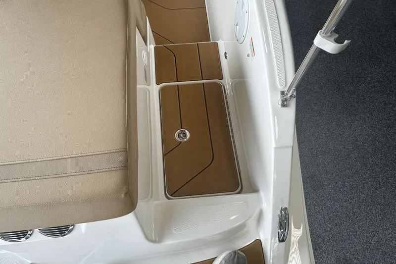 Slide: The Image of Bayliner V20I 2025 - 14