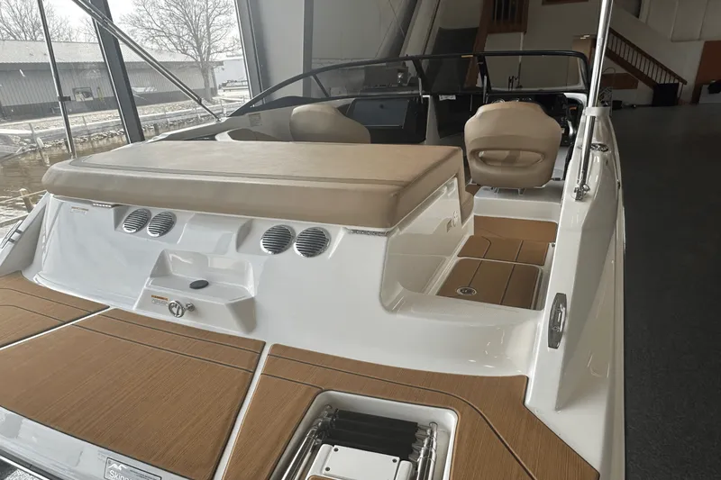 Slide: The Image of Bayliner V20I 2025 - 15